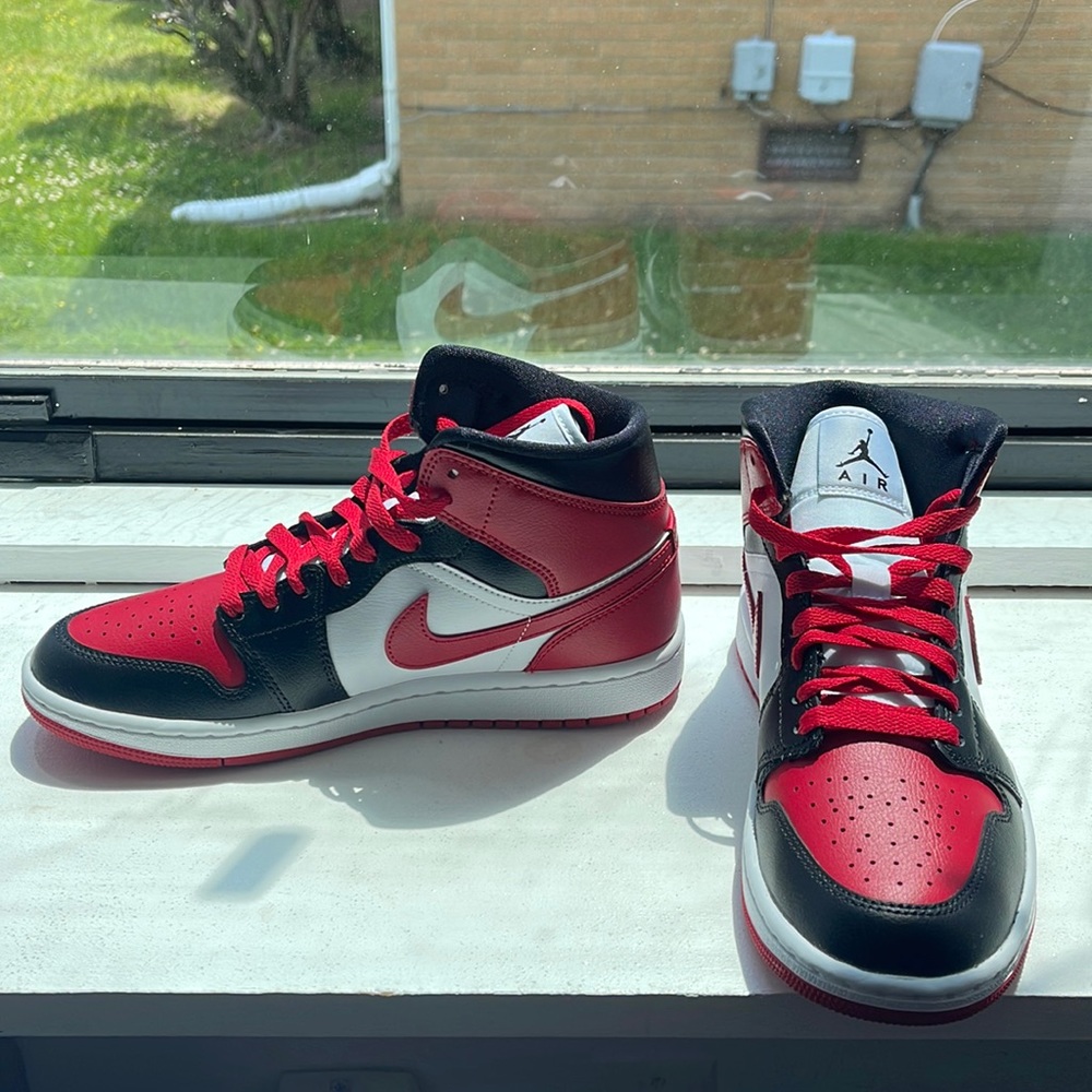 Air Jordan 1 Mid Sneakers Size 7.5